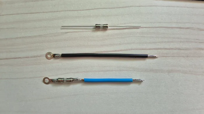 One of the finished leads with its inline fuse and terminal fitted.