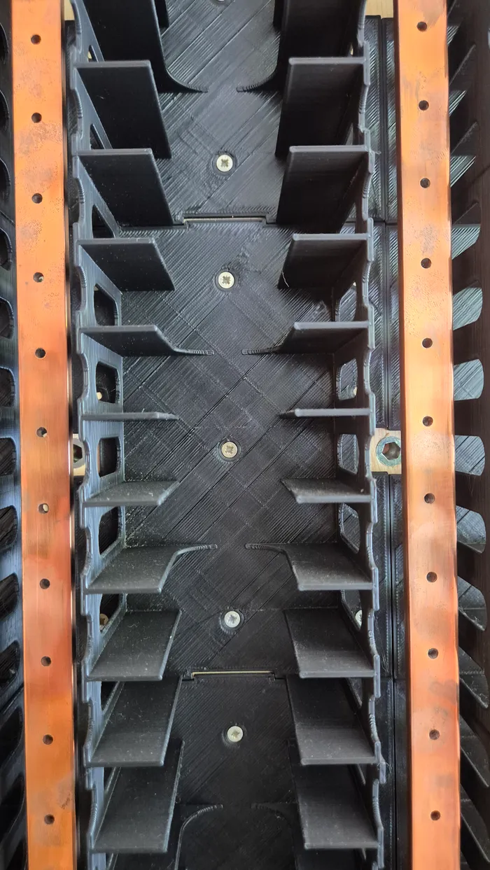 The support installed in the frame, seen from the front.