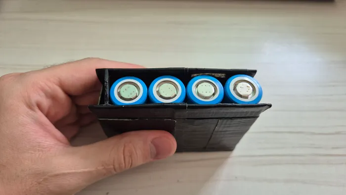 The 3D-printed holder that groups four cells into one parallel module.