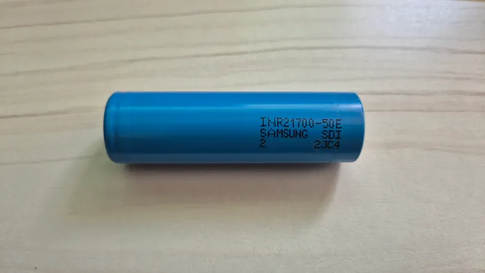 A single Samsung INR21700-50E cell, the base unit of the pack.